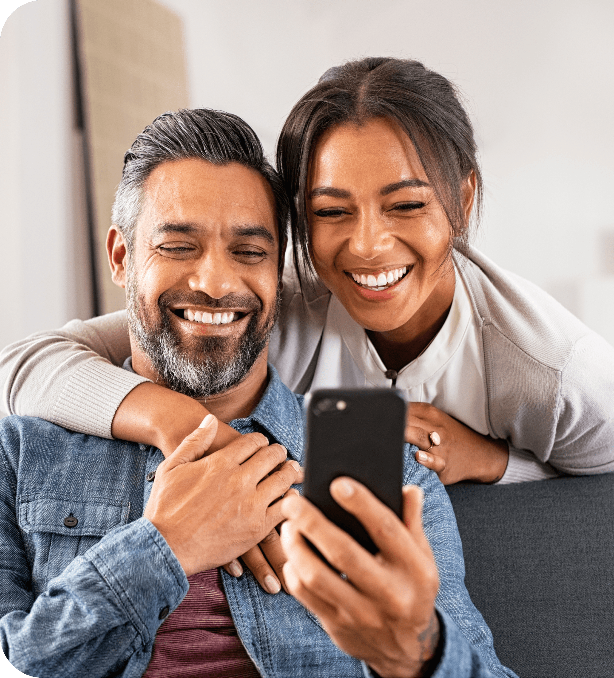 imagen de dos personas viendo el celular con la aplicacion de Nelo