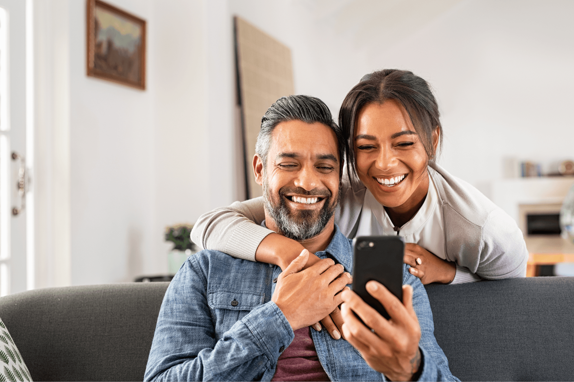 imagen de una persona viendo el celular con la aplicacion de Nelo