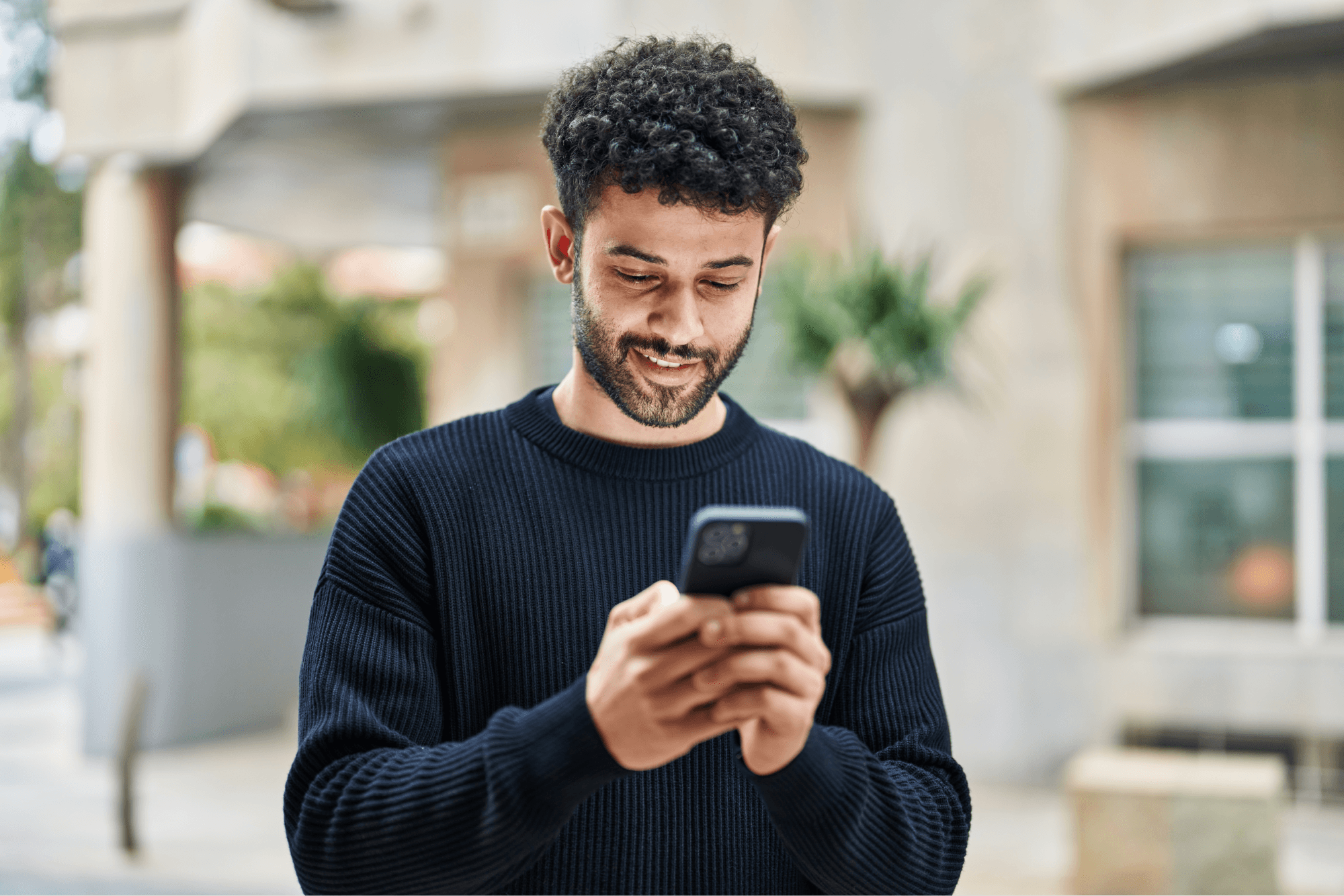 imagen de una persona viendo el celular con la aplicacion de Nelo