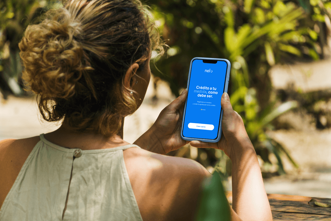 imagen de dos celulares con la app de Nelo