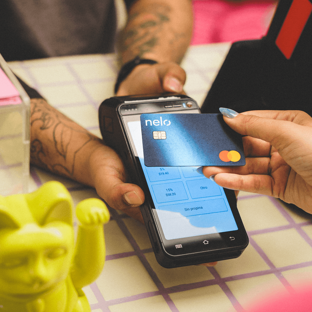 imagen de dos celulares con la app de Nelo