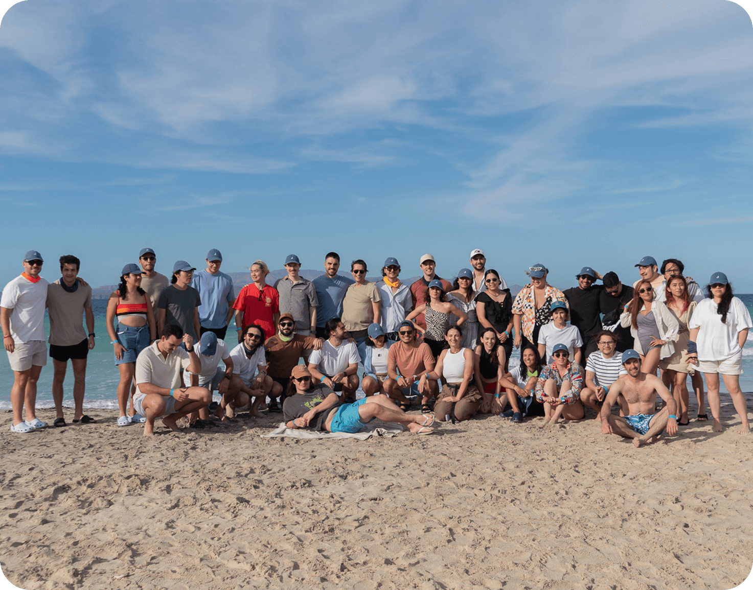 Foto grupal del equipo Nelo en la playa