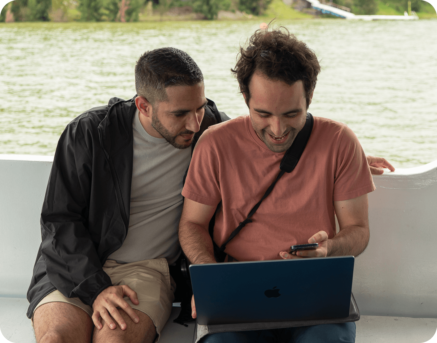 Dos miembros del equipo Nelo colaborando en una laptop